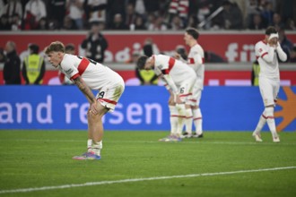 Disappointment for Finn Jeltsch VfB Stuttgart (29) Atakan Karazor VfB Stuttgart (16) Angelo Stiller