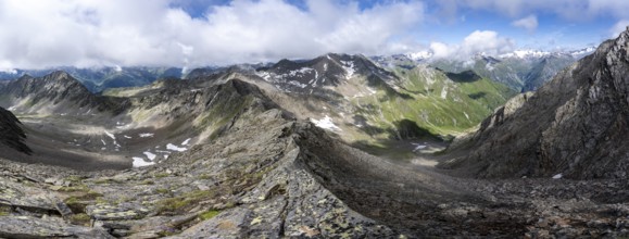 Panorama, steep rocky mountain ridge, at the summit of the Lasörling, view of the mountain panorama