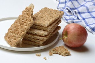 Crispbread and apple on a plate