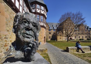 Head by Horst-Eberhard Richter in front of the New Palace and the Armoury of Justus Liebig