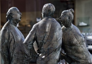 Bronze sculpture entitled Drei Schwätzer by Karl-Henning Seemann, Giessen, Hesse, Germany, Europe
