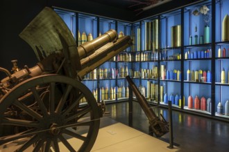 WW1 German Howitzer Krupp, 150 mm, schwere Feldhaubitze 13 and WWI artillery ammunition at