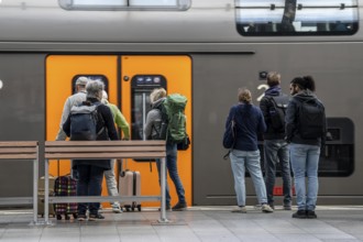 Cologne Central Station, Regional Express, RRX, Rhine-Ruhr Express, Passengers on the platform,