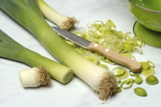 Leeks, leek sticks and leek rings with a knife