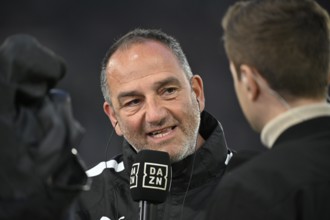 Coach Coach Frank Schmidt 1. FC Heidenheim 1846 FCH Portrait in interview Microphone Micro Logo