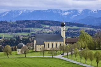 Pilgrimage church Wilparting St. Marinus, mountain landscape, meadow, trees, road, snow-covered