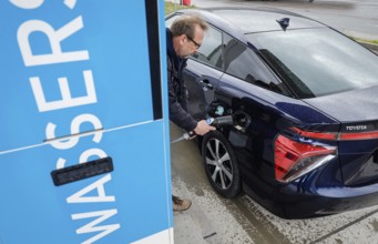 Hydrogen car refuelling with H2 hydrogen at an H2 hydrogen refuelling station, Herten, Ruhr area,