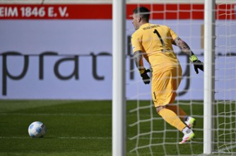 Goalkeeper Kevin Müller 1. FC Heidenheim 1846 FCH (01) Action on the ball Voith-Arena, Heidenheim,