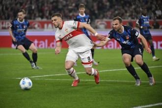 Duel, action Ermedin Demirovic VfB Stuttgart (09) against Benedikt Gimber 1. FC Heidenheim 1846 FCH