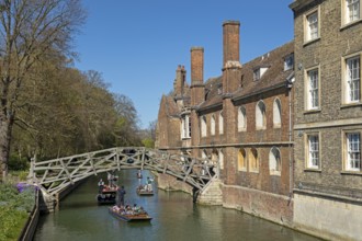 Punting, punting, Mathematical Bridge, Queens' College, River Cam, Cambridge, England, Great