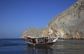 Dhow in the bays of Musandam, Shimm Strait, in the Omani enclave of Musandam, Oman, Asia