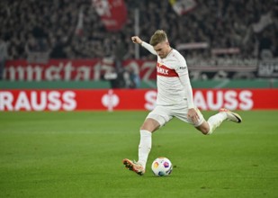 Maximilian Mittelstaedt VfB Stuttgart (07) on the ball, STRAUSS perimeter advertising, logo, DFB