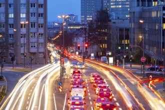 Evening city centre traffic in Essen, large intersection of Bismarckstrasse, B224, Friedrichstrasse
