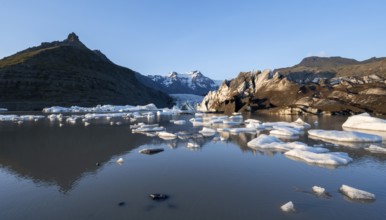 Reflection in the Svínafellslon glacier lagoon with ice floes, Svínasfellsjökull glacier tongue,