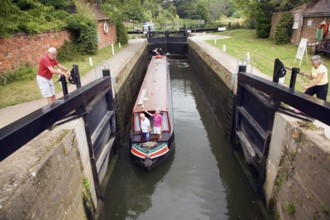 Navigating narrow boat lock River Avon, Fladbury lock, Cropthorne, Worcestershire, England, UK