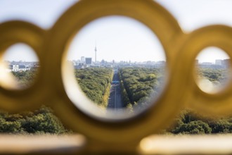 Marathon runners at the starting point, photographed through the railing of the Victory Column, at