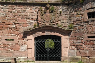 Coat of arms with lion's head and weapons, 1683, with the slogan: Honi soit qui mal y pense in the