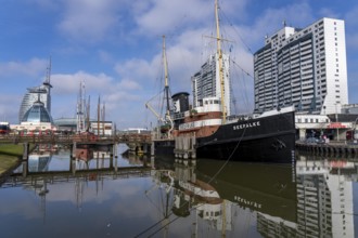 Old harbour, harbour basin, harbour district, Sail City building, Klimahaus Bremerhaven, museum