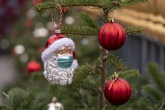 Symbolic image of Christmas in the Corona crisis, Father Christmas figure, Christmas tree