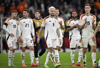 German players celebrate with fans, Robert Andrich GER (08) Robin Gosens GER (21) Maximilian