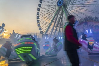 Deutz funfair on the Rhine, at Easter, funfair, break-dancer ride, employees, ticket inspectors,