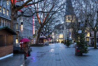 Christmas lockdown in the Corona crisis, empty shopping street, closed shops, hardly any