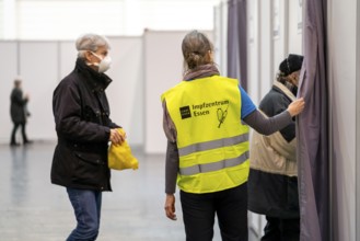 Start in the vaccination centre for corona vaccinations, in a hall of Messe Essen, for people over