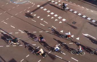Crossing at Lange Viestraat, markings for cars and bicycles, green phase only for cyclists to be