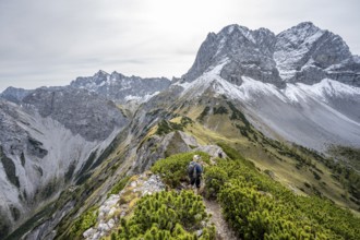 Mountaineers on a hiking trail on the ridge of Hahnkampl, mountain panorama with rocky steep peaks,