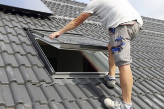 Installation and assembly of new roof windows as part of a roof covering