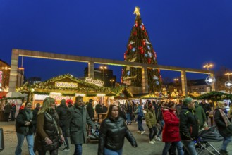 Christmas market in Dortmund, Hansaplatz, the market with the world's largest Christmas tree, North