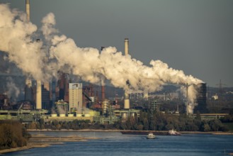 Rhine near Duisburg Bruckhausen, Thyssenkrupp Steel steelworks, blast furnaces, sintering plant,