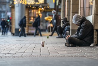 First day of the Christmas lockdown in the Corona crisis, homeless people at Neumarkt, closed