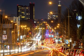 Evening city centre traffic, rush hour, Alfredstraße, B224, in Essen, Germany, Europe