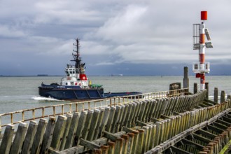 Harbour tug VB Emerald in the Western Scheldt, entering the harbour of Vlissingen, Zeeland,