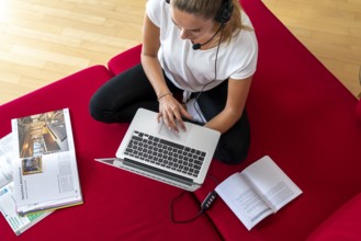 Young student learns at home, online, in conversation with other students