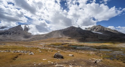 Plateau with glacier, Ak Shyrak Mountains, near Kumtor, Kara-Say, Tian Shan, Kyrgyzstan, Asia