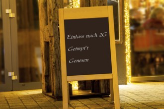 Street sign in front of a restaurant with the inscription Einlass nach 2G geimpft genesen (symbolic
