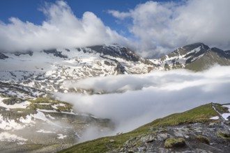 Mountain panorama with high fog in the valley, summit Hochfeiler, Hoher Weißzint and Hochsteller