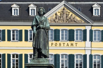 Europe, Germany, North Rhine-Westphalia, Bonn, Old Town, Beethoven Monument on Münsterplatz, Bonn,