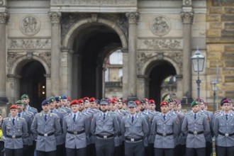 Public roll call of the Army Officers' School on Theatre Square: Bundeswehr honours and bids