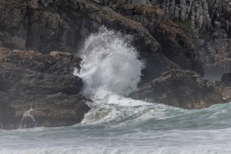 Large waves of the Atlantic Ocean crash against the rocks of a cliff. Camaret sur mer, Crozon,