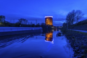 Neue Mitte Oberhausen, Gasometer exhibition hall, after renovation, Rhine-Herne Canal, evening