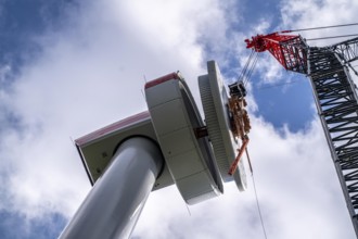 Erection of a wind turbine, wind energy plant, assembly of the ring generator, with a crawler