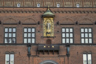Brick façade with gilded sculpture of Bishop Absalon, Town Hall in the National Romantic style by