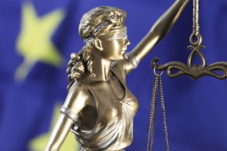 Symbolic image: Justitia in front of a European flag