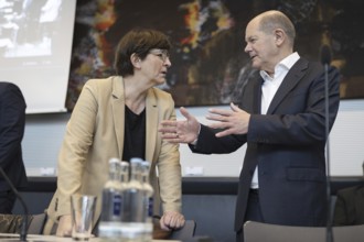 Olaf Scholz (SPD), Federal Chancellor speaks with Saskia Esken, Federal Chairwoman of the SPD,