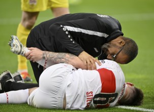 Club doctor Dr Raymond Best VfB Stuttgart treats Angelo Stiller VfB Stuttgart (06) on grass,