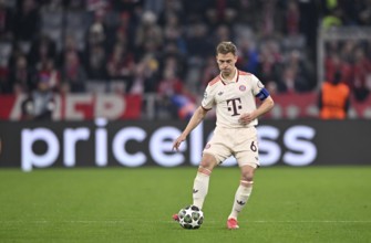 Joshua Kimmich FC Bayern Munich FCB (06) Action on the ball perimeter advertising Mastercard