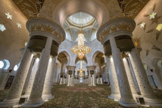Prayer hall with chandelier in the Sheikh Zayed Mosque, Sheikh Zayed Mosque, Abu Dhabi, United Arab